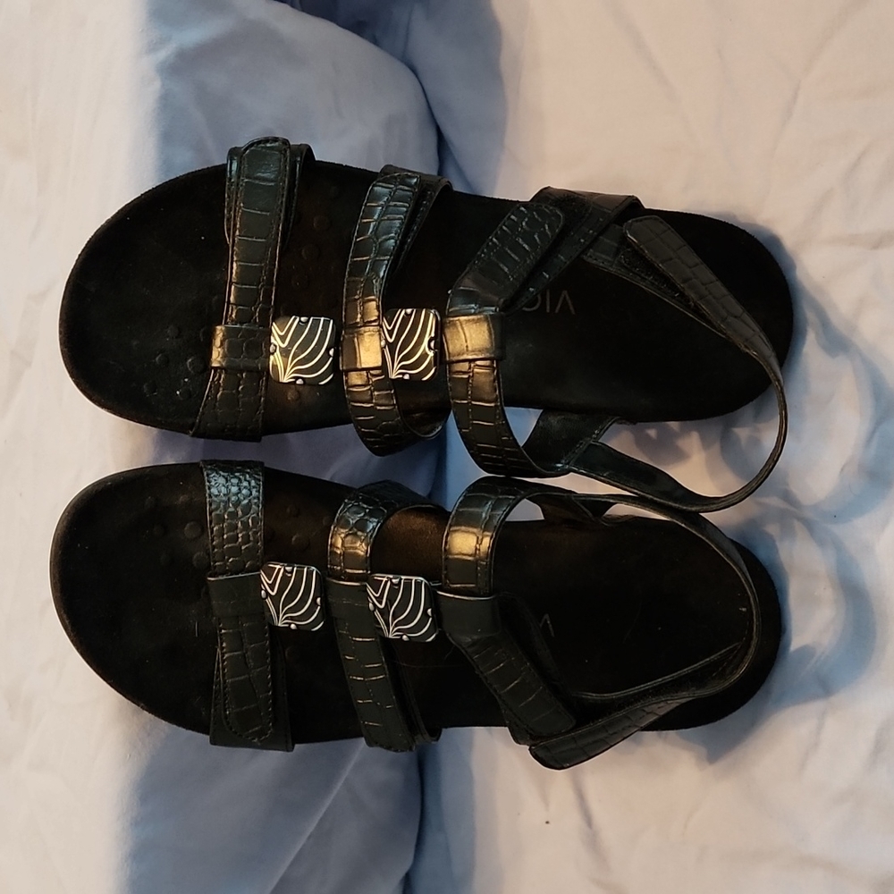 Vionic | Amber Faux Leather Croc Comfort Sandal 8